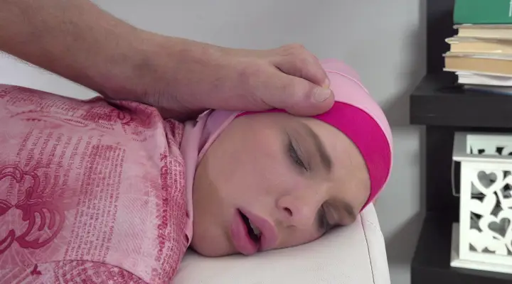 Ha beccato la moglie in hijab con un dildo