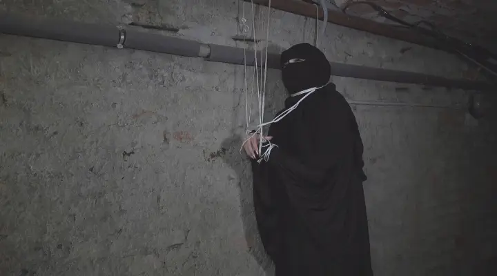 ハンサムな隣人が女性を救い、報酬を得る