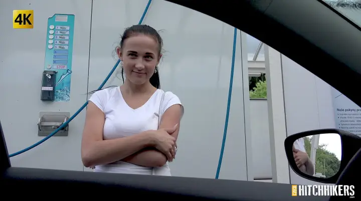 車を掃除した後、彼女は犯される！