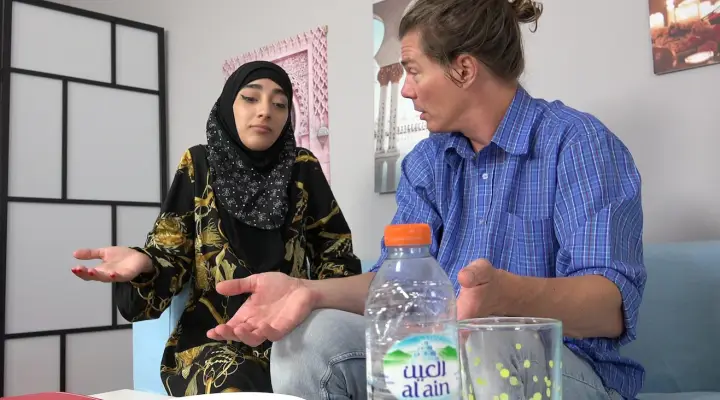 セクシーなイスラム美女、昼食を作る代わりに脚を広げる