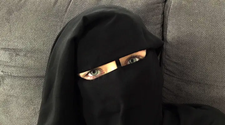 딜도 대신에 그녀는 살아있는 거시기를 얻었습니다.