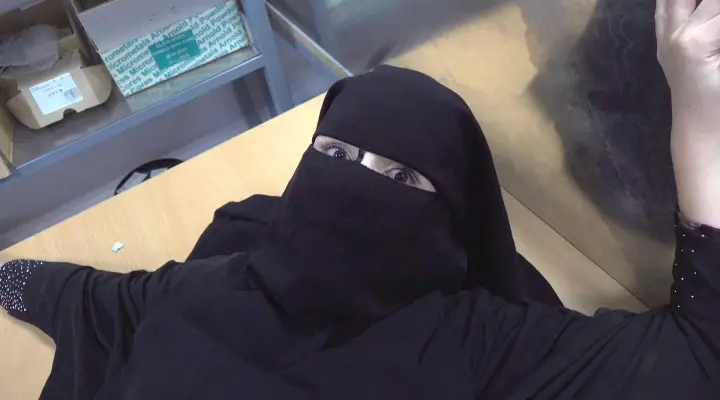 무슬림 여자가 성기에 막대를 꽂다