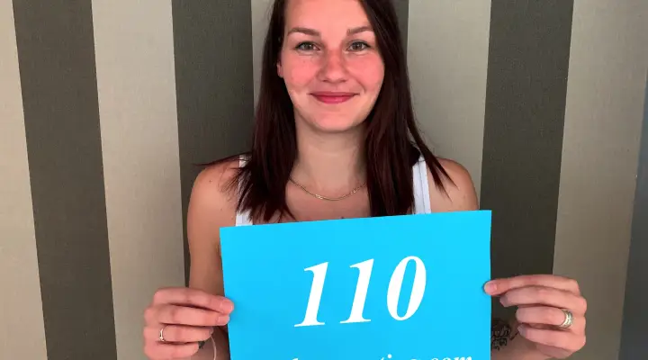 Vedusi brunetė dulkinosi fotosesijoje