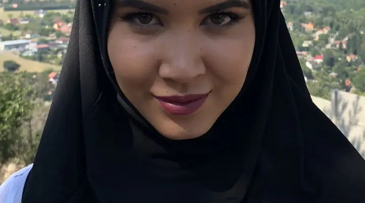 Lady Dee paklusniai laukia savo raguoto vyro