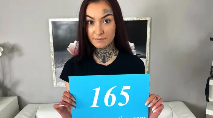 Tatuiruota mergina dulkinasi po fotosesijos