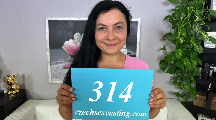 Curvaceous brunete palaistuve padara lielāko daļu no casting fuck