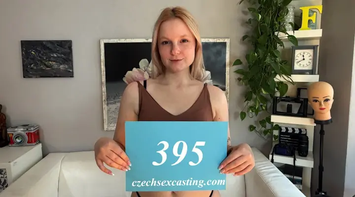 Seksīga blondīne alkst viņa locekļa
