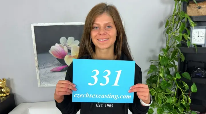 Søt sjenert brunette vil prøve noe nytt