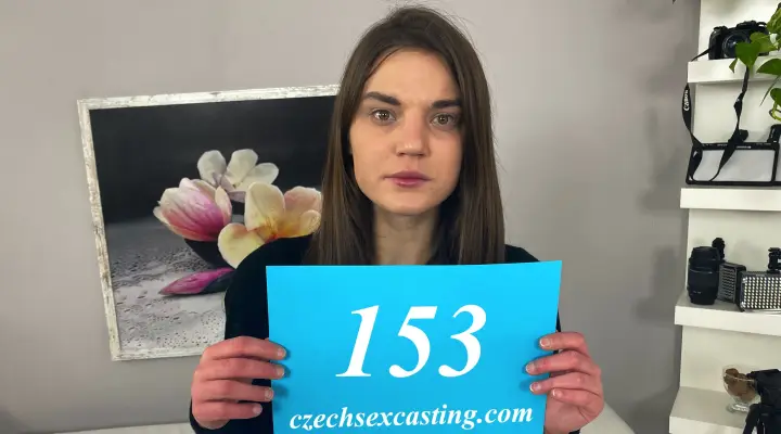 Sexy brunette får personlige råd under casting