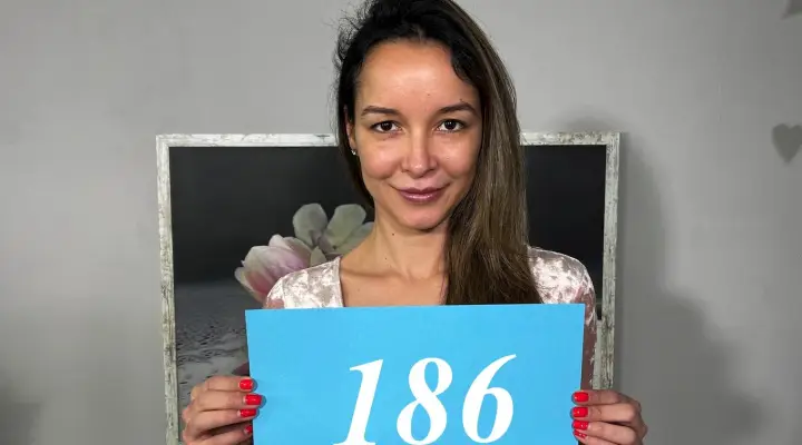 Sexy sjenert milf ser ut som en tenåring