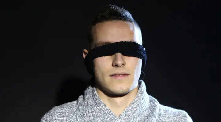 Med bind for øynene het trekant