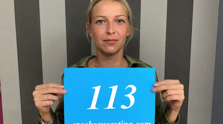 Damen i rødt får hard medfart i casting