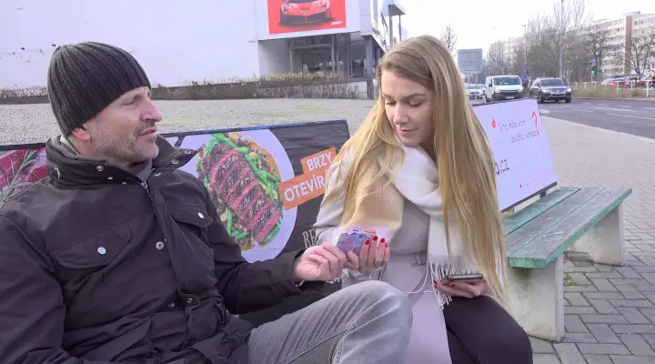 Sjarmerende tsjekkisk kvinne med tom konto