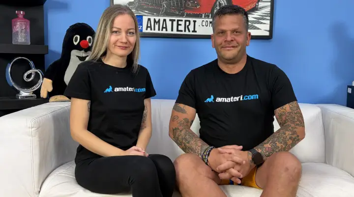 Hot blonde milf er litt nervøs