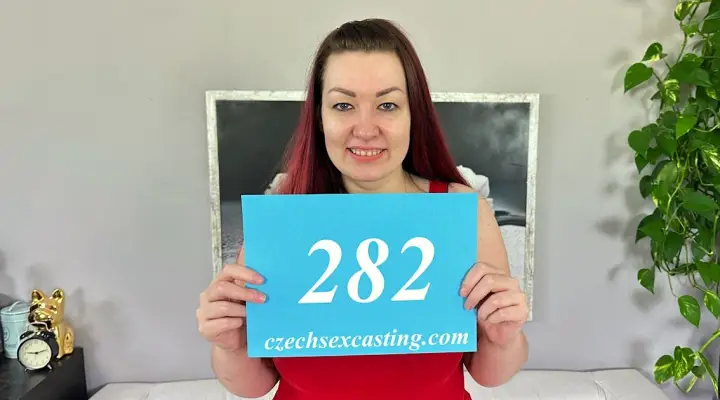 Busty hore får bitch fucked i casting