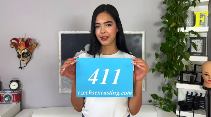 Sexy latinsk brunette prøver lykken med en kåt kameramann