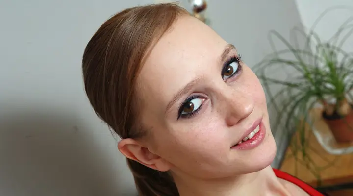 Lief tienertje gebruikt haar vingers alleen om haar kutje te plagen