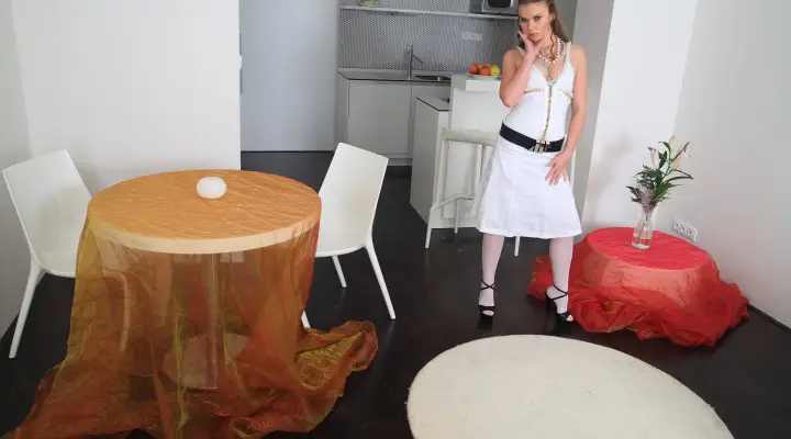 Geile brunette geneukt met twee jongens