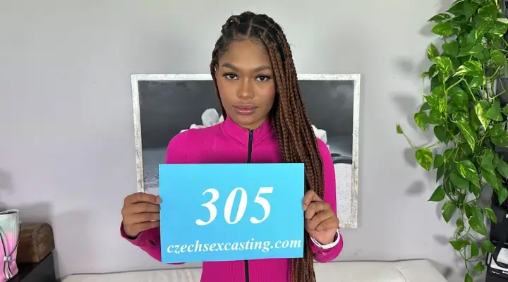 Hete latina met vlechten en sexy kont neukt bij een casting