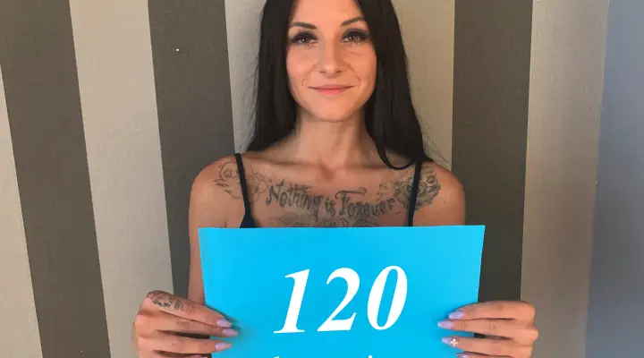 Heerlijke brunette neukt voor haar plezier