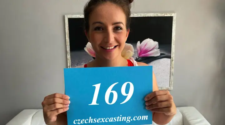 Amateur hoer wordt geneukt in casting