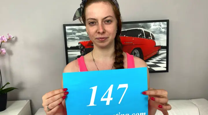 Amateur roodharige laat zien hoe je moet zuigen
