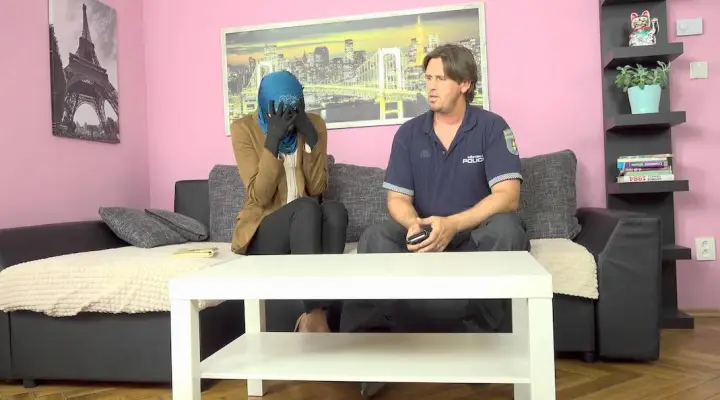 Moslim babe wordt geil van de autoriteiten