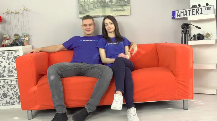 Napalony facet chce się pochwalić nową dziewczyną