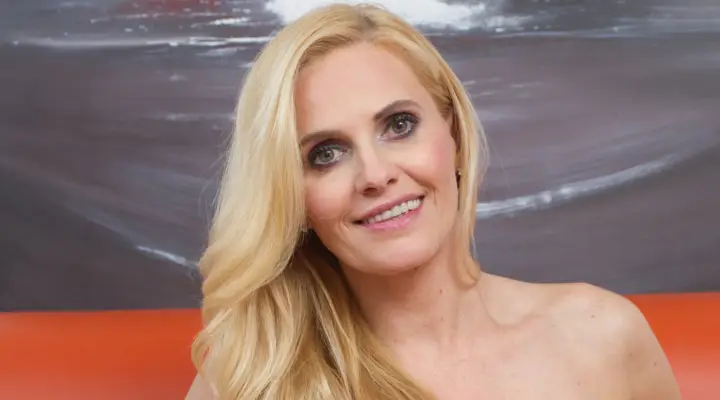 Blondynka uwielbia bawić się swoim różowym dildo