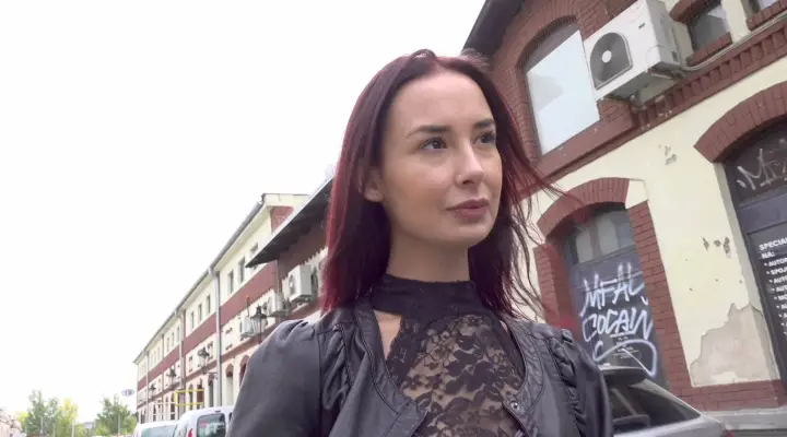 O brunetă dornică de bani oferită de un străin