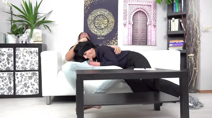 O fată musulmană prinsă fără să facă nimic este pedepsită