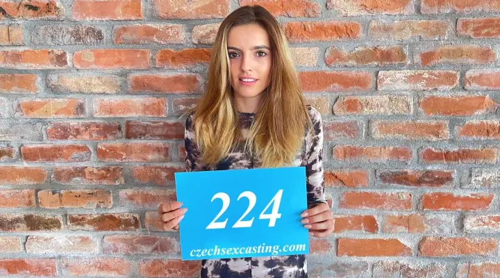 Un model slăbuț își testează norocul la o agenție din Cehia