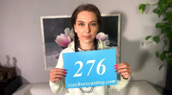 Сексуальная симпатичная брюнетка хочет стать эротической моделью