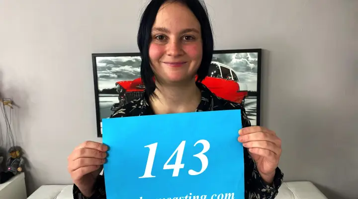 Пухленькая цыпочка показывает свою волосатую киску