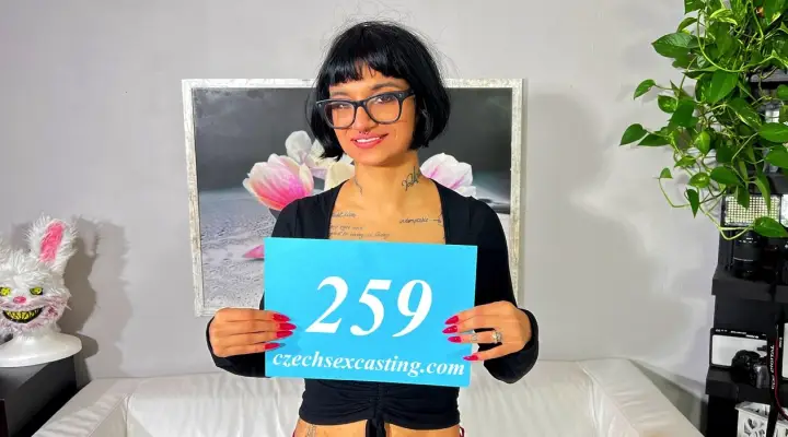 Fransız bebek kamera önünde seksi denemek istiyor