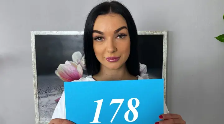 Дивовижна брюнетка-повія їде на кастингу