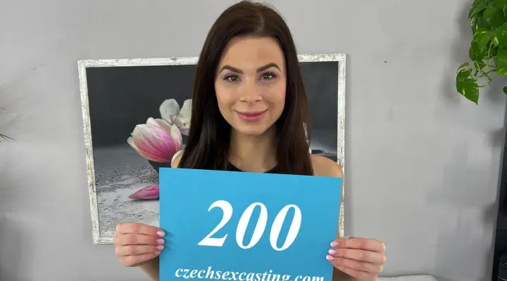 宝贝正在舔她的小穴