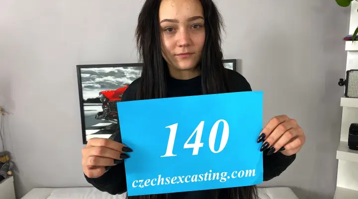 纹身双胞胎姐妹展示自己的技能