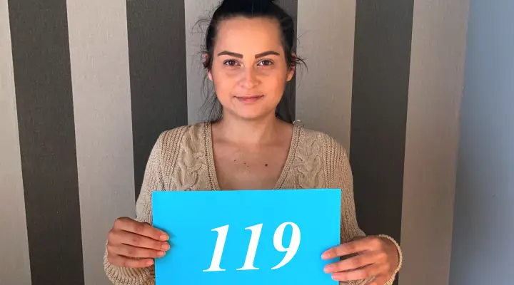 性感的黑发纹身女郎得到性爱的滋润