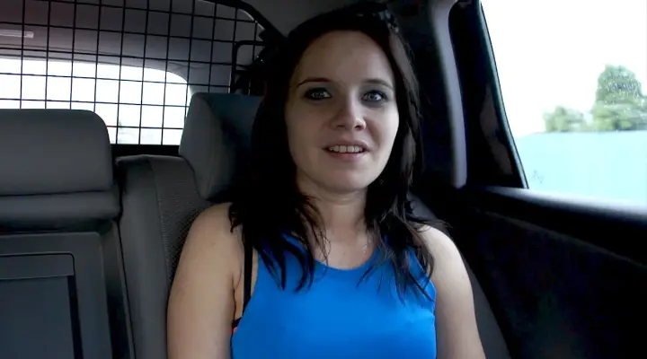 搭便车的人在田野里被人驼背